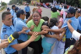 Managua Oct 4, 2007: National Police Break up Protest of Abortion Ban Opponents