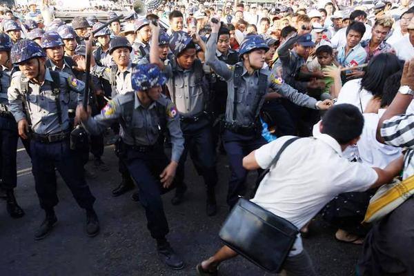 Police block Mynamar protest 